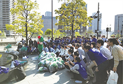 Participants in the Nakanoshima-West Major Clean-Up Operation gather for a photograph